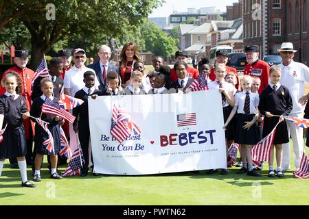 Us-First Lady Melania Trump und Philip kann, Ehemann der britische Premierminister Theresa May, halten Fahnen und Banner BeBest bei einem Besuch des Royal Hospital Chelsea am 13. Juli 2018 in London, Vereinigtes Königreich. Stockfoto