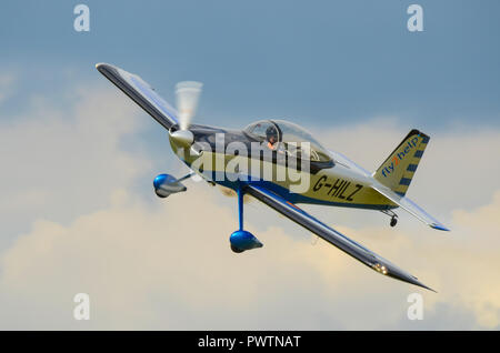 Pilot Andy Hill Fliegen seines Vans RV-8 homebuilt Ebene G - HILZ von RV 8 Aufgabenbereiche display Team. Andy Hill später stürzte die Hawker Hunter Jet in Shoreham im Jahr 2015 Stockfoto