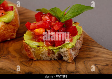 Bruschetta mit Tomaten und Avocado Stockfoto