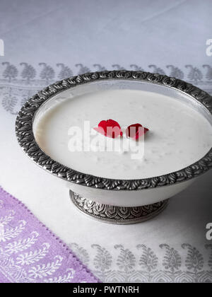 KHEER, einer traditionellen indischen NACHTISCH AUS REIS UND MILCH Stockfoto