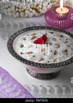 KHEER, einer traditionellen indischen NACHTISCH AUS REIS UND MILCH Stockfoto