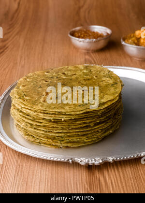 Indisches BROT AUS WEIZEN UND BOCKSHORNKLEE/METHI THEPLA MIT MANGO PICKLE Stockfoto