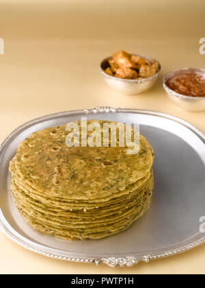 Indisches BROT AUS WEIZEN UND BOCKSHORNKLEE/METHI THEPLA MIT MANGO PICKLE Stockfoto