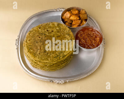 Indisches BROT AUS WEIZEN UND BOCKSHORNKLEE/METHI THEPLA MIT MANGO PICKLE Stockfoto