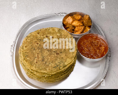 Indisches BROT AUS WEIZEN UND BOCKSHORNKLEE/METHI THEPLA MIT MANGO PICKLE Stockfoto