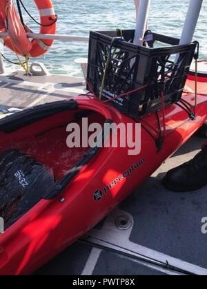 Die Küstenwache und Partner agentur Mannschaften sind auf der Suche nach einem möglichen Person im Wasser südlich von Stratford, Connecticut, Montag. Jemand irgendwelche Informationen über den Besitzer des Kajaks und ihre möglichen Standort wenden Sie sich bitte an Coast Guard Sektor Long Island Sound Command Center unter: (203) 468-4421. Stockfoto