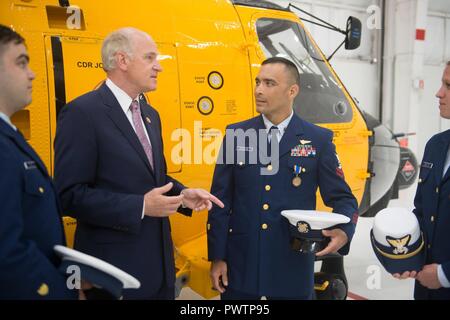 Vertreter William Keating (D-MA-9) spricht mit Petty Officer 2nd class Mario Estevane nach einer Zeremonie zu Ehren Estevane und die drei anderen Coast Guard Air Station Cape Cod Crewmitglieder, Montag, 19. Juni 2017. Estevane wurde die Medaille für seine Arbeit beim Speichern eines 28-jaehrigen Mann, der verletzt wurde beim Klettern in Acadia National Park in Maine. Stockfoto