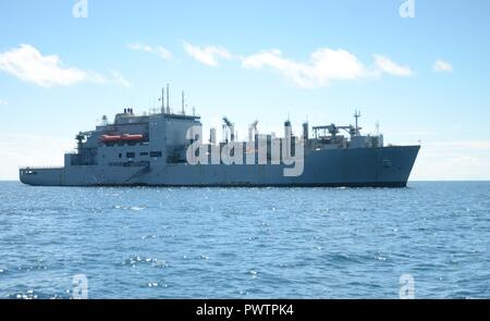 TARAWA, Kiribati (19. Juni 2017) USNS Sacagawea (T-AKE 2) sitzt vor Anker gegangen Ufer von Kiribati während Koa Moana 17. Die Koa Moana 17 (Ocean Warrior) Übung ist so konzipiert, um die Interoperabilität zu verbessern; militärische erhöhen die Beziehungen zwischen Militär und Marine Corps Kräfte auf die verschiedenen Typen von Gelände für Vertrautheit im Falle einer Naturkatastrophe oder einer Krise in der Region. ( Stockfoto