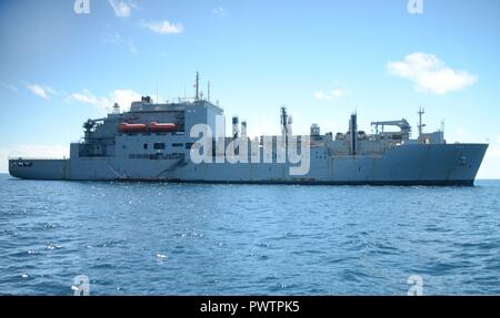 TARAWA, Kiribati (19. Juni 2017) USNS Sacagawea (T-AKE 2) sitzt vor Anker gegangen Ufer von Kiribati während Koa Moana 17. Die Koa Moana 17 (Ocean Warrior) Übung ist so konzipiert, um die Interoperabilität zu verbessern; militärische erhöhen die Beziehungen zwischen Militär und Marine Corps Kräfte auf die verschiedenen Typen von Gelände für Vertrautheit im Falle einer Naturkatastrophe oder einer Krise in der Region. ( Stockfoto