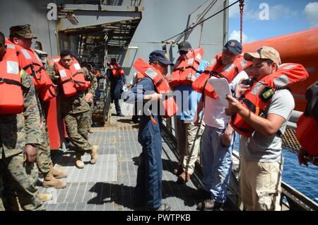 TARAWA, Kiribati (20. Juni 2017) zivile Seemänner und US-Marines Muster für eine Übung zum Verlassen des Schiffes auf usns Sacagawea während Koa Moana 17. Die Koa Moana 17 (Ocean Warrior) Übung ist so konzipiert, um die Interoperabilität zu verbessern; militärische erhöhen die Beziehungen zwischen Militär und Marine Corps Kräfte auf die verschiedenen Typen von Gelände für Vertrautheit im Falle einer Naturkatastrophe oder einer Krise in der Region. ( Stockfoto