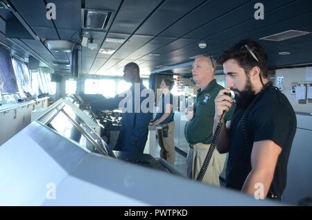 TARAWA, Kiribati (20. Juni 2017) zivile Seeleute an Meer und anker detail onboard USNS Sacagawea (T-AKE 2) während Koa Moana 17. Die Koa Moana 17 (Ocean Warrior) Übung ist so konzipiert, um die Interoperabilität zu verbessern; militärische erhöhen die Beziehungen zwischen Militär und Marine Corps Kräfte auf die verschiedenen Typen von Gelände für Vertrautheit im Falle einer Naturkatastrophe oder einer Krise in der Region. ( Stockfoto