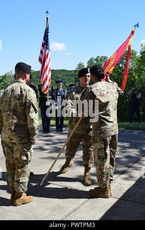 Oberst Michael Garlington, eingehende Kommandant der CAAA, führt der Befehl Farben zu Sgt. Maj. Ann Sydnor, Sergeant Major für US Army Sustainment Command, was bedeutet, dass er das Kommando über Kran Armee-munition Aktivität akzeptiert hat. Stockfoto