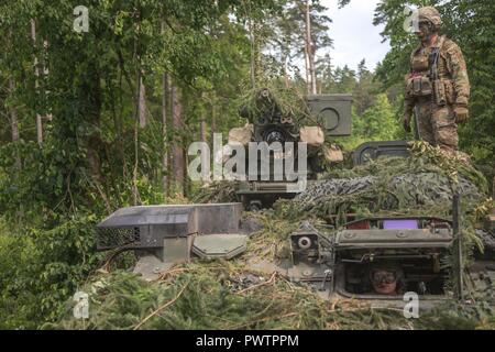 Us-Soldaten stehen auf einer M1126 Stryker, während Sabre Streik 17 in Rukla, Litauen, am 20. Juni 2017. Sabre Streik 17 ist eine US-Army Europe-geführten Multinationalen Kräfte kombiniert jährlich durchgeführten Studie des NATO-Bündnisses im gesamten Ostseeraum und Polen zu verbessern. Die diesjährige Übung beinhaltet integrierte und synchronisierte Abschreckung-orientierte Ausbildung für die Interoperabilität und die Bereitschaft der 20 teilnehmenden Nationen Streitkräfte zu verbessern. Stockfoto