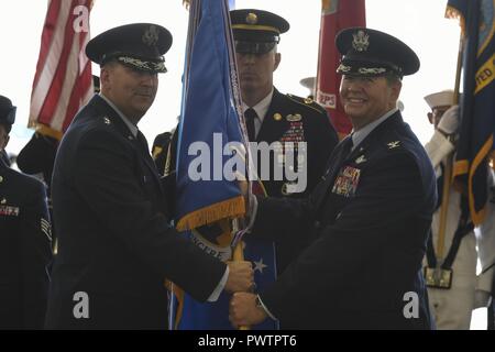 Maj. Allgemeine Christopher Bence, United States Air Force Expeditionary Center Commander, erleichtert das Überschreiten der Guidon zu oberst Neil Richardson, Joint Base Mc Guire-Dix - Lakehurst und 87th Air Base Wing Commander, die während eines Befehls Zeremonie hier, 19. Juni 2017. Eine typische Tour der Befehl an die gemeinsame Basis ist zwei Jahre lang. Stockfoto