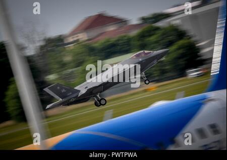 Eine F-35A Lightning II von der Hill Air Force Base, Arizona, landet nach einer Flugvorführung auf der Paris Air Show vom 20. Juni 2017 in Le Bourget, Frankreich. Es ist das erste Mal, dass die F-35 Antenne Demonstrationen auf eine internationale Air Show durchgeführt hat. Abgesehen von der F-35, die USA hat statische Anzeige eines F-16 Fighting Falcon, ein CH-47 Chinook, eine AH-64 Apache, eine P-8 Poseidon, ein Super C-130J Hercules und ein CV-22 Osprey. Die Paris Air Show bietet den USA eine einzigartige Gelegenheit, ihre Führung in aerospeace und Technologie auf internationaler Ebene anzuzeigen. Stockfoto