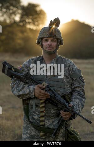 Vor fünf Jahren, SPC. Keith Blake, von East Peoria, Illinois, erhielt das Purple Heart für schrapnell Wunden, die er während eines Angriffs, die am 19. Juni 2012 aufrechterhalten, auf einem provinziellen Compound in der Nähe von Kandahar, Afghanistan, wenn vier Männer der Bereich eingetragen gekleidet, wie Afghanische uniformierte Polizei, Werfen von Granaten und schossen Soldaten, das Töten von einem Dolmetscher und einem zivilen Auftragnehmer. Blake war die Durchführung einer persönlichen Sicherheit Detail Sendung mit der 303Rd Militärpolizei Unternehmen zu der Zeit. Er war sofort evakuiert und später am Walter Reed und in Fort Belvoir, Virginia erholt. Er ist jetzt ein U.S. Army Reserve milita Stockfoto