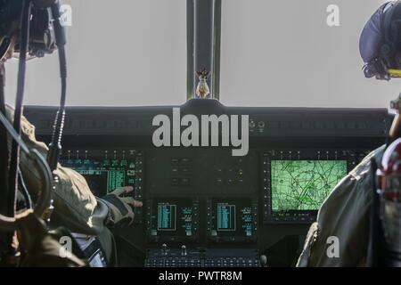 Us Marine Corps Maj. Jakob Schwam, Pilot und LtCol. Julian Rivera, kommandierender Offizier mit Marine Light Attack Helicopter Squadron 773, Marine Flugzeuge Gruppe 49, 4 Marine Flugzeugflügel, Marine Reserve, bereiten Ein UH-1Y Huey für Take-off ein Training Bereich scouting Mission mit Oberst Thomas E. Prentice, kommandierender Offizier, 23 Marine Regiment, 4 Marine Division, MARFORRES, bei Marine Air Ground Combat Center Twentynine Palms, Kalifornien während integrierte Ausbildung Übung 4-17, 20. Juni 2017. Die scouting Mission wurde in Vorbereitung des 25 Marine Regiment letzte Bataillon Stockfoto