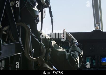 Us Marine Corps Maj. Jakob Schwam, ein Pilot mit Marine Light Attack Helicopter Squadron 773, Marine Flugzeuge Gruppe 49, 4 Marine Flugzeugflügel, Marine Reserve, gibt den Daumen hoch für die UH-1Y Huey zum take-off für ein Schlachtfeld Umfrage mit Oberst Thomas E. Prentice, kommandierender Offizier, 23 Marine Regiment, 4 Marine Division, MARFORRES, bei Marine Air Ground Combat Center Twentynine Palms, Kalifornien während integrierte Ausbildung Übung 4-17, 20. Juni 2017. Die scouting Mission wurde in Vorbereitung des 25 Marine Regiment letzte Bataillon Übung während ITX 4-17. Stockfoto