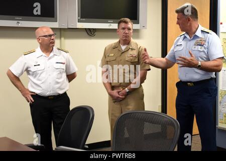 Coast Guard Vice Adm. Karl Schultz, Atlantischen Gebiet Commander, spricht mit Marine hinten Adm. Markieren Leavitt, maritimen Kräfte finden stellvertretender Direktor für die US-Flotte Kräfte Befehl, und die kanadischen Streitkräfte hinten Adm. John Newton, Seestreitkräfte und Joint Task Force Atlantic Command Commander, während tri-delegation Gespraeche bei Coast Guard Sektor Hampton Roads in Portsmouth, Virginia, 21. Juni 2017. Die Diskussionen inklusive Verbesserung der Kommunikation, die Best Practices und die gemeinsame Nutzung von Informationen. Stockfoto