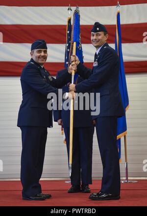 Us Air Force Colonel Christian D. Kane, 325 Operationen Gruppenkommandant (links), präsentiert die 325 Operations Support Squadron guidon an den neuen Kommandeur, Oberstleutnant Tyler Ellison, während der 325 OSS Ändern des Befehls Zeremonie am Tyndall Air Force Base, Fla., 20. Juni 2017. Die 325 OSS bietet eine Unterstützung für alle Mannschaft Tyndall und Besuch von Einheiten durch die Verwaltung der Flugplatz, Luftraum, programmierte Flugausbildung, Flügel fliegen Stunde Programm, Flüge und Wetter unterstützen. Stockfoto