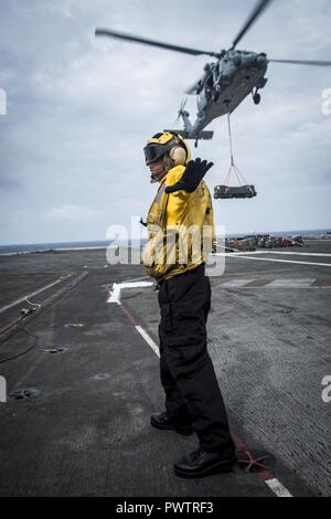 Atlantischer Ozean (20. Juni 2017) der Luftfahrt Bootsmann Mate (Handling) 2. Klasse James Bell, löscht einen MH-60S Sea Hawk zugeordnet zu den staubigen Hunde der Hubschrauber Meer Combat Squadron (HSC) zu landen auf dem Flugdeck der Flugzeugträger USS Dwight D. Eisenhower (CVN 69) (IKE). Ike ist unterwegs während der lebenserhaltung Phase des optimierten Flotte Notfallplan (OFRP). ( Stockfoto