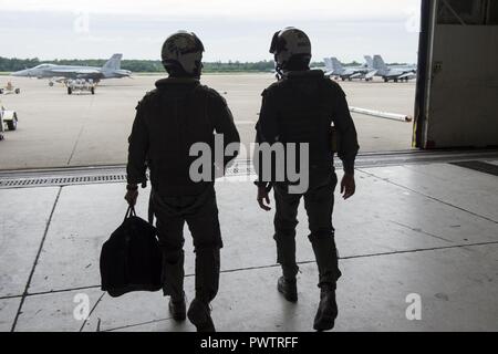 VIRGINIA BEACH, Virginia (Jun. 20, 2017) Dr. Marcus Tepaske, rechts, Büro des Naval Research Global Science Advisor des US-Flotte Kräfte Befehl, und Leutnant Jace Mirmak, Carrier Air Wing eine Personal Landung Signal Officer, machen sich auf den Weg zu den Flug vor dem Flug eine Orientierung in einem F/A-18E/F Super Hornet aus dem checkmates von Strike Fighter Squadron (VFA) 211. Wissenschaftliche Berater sind zivile Wissenschaftler, Ingenieure und Technologen, die auf einer gemeinsamen, Navy und Marine Corps Befehl als leitender Verbindung mit Wissenschaft und Technologie Organisationen in Politik, Wissenschaft und Industrie dienen. ( Stockfoto