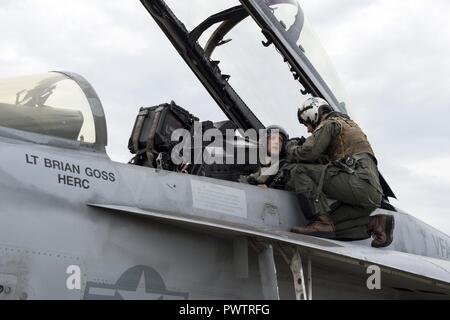 VIRGINIA BEACH, Virginia (Jun. 20, 2017) Leutnant Jace Mirmak, Carrier Air Wing eine Personal Landung Signal Officer, macht Dr. Marcus Tepaske, Büro der Naval Research Global Science Advisor des US-Flotte Kräfte Befehl, mit dem die Kontrollen einer F/A-18E/F Super Hornet zu Strike Fighter Squadron (VFA) 211 zugeordnet, vor eine Orientierung Flug. Wissenschaftliche Berater sind zivile Wissenschaftler, Ingenieure und Technologen, die auf einer gemeinsamen, Navy und Marine Corps Befehl als leitender Verbindung mit Wissenschaft und Technologie Organisationen in Politik, Wissenschaft und Industrie dienen. ( Stockfoto