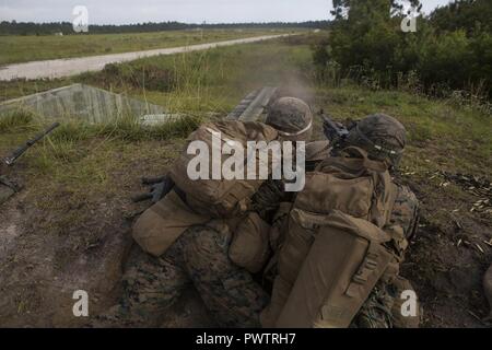 Us Marine Corps Lance Cpl. Connor M. Kaser, machine Gunner, mit 2Nd Battalion, 14th Marine Regiment (2/8), 2nd Marine Division (2d MARDIV), feuert eine M240B mittlere Maschine gunduring ein live-fire Reihe Teil der 2/8 Bataillon Feldübung (BNFEX), auf Camp Lejeune, N.C., 15. Juni 2017. BNFEX durchgeführt wurde, zu stärken und die Bereitschaft für zukünftige Bereitstellungen zu fördern. Stockfoto