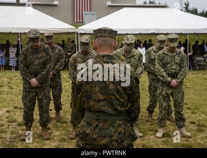 SILVERDALE, Washington (20. Juni 2017) - eine Gruppe von Matrosen und Marines auf der Marine Corps Security Force Battalion (MCSFBn) Bangor zugewiesen, die ihre Köpfe für eine Anrufung Bug während eine Erleichterung und Termin Zeremonie für MCSFBn. Während der Entlastung und Termin Sgt. Maj. David McKinley wurde von Sgt entlastet. Maj. Joseph Caputo. ( Stockfoto