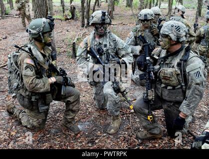Georgien Army National Guard Soldaten der Firma A, 2.BATAILLON, 121 Infanterie Regiment einen kurzen Halt durchführen, platoon Führung möglich, die Änderungen in letzter Minute auf den Plan des Angriffs besprechen können während einer Mission in Fort Stewart, Ga abgebildeten Staff Sgt. Robert Hansen, 1 Leutnant Jonathan Fortner und Cadet Jakob McAvoy. Stockfoto