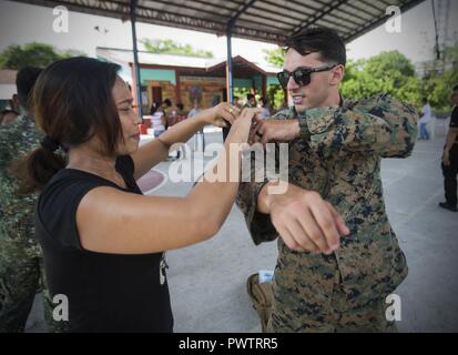 U.S. Navy Petty Officer 3rd Class Oscar Knox beauftragt ein Kampf Lebensrettende klasse Juni 21, 2017 an der Naval Station Leovigildo Gantioqui, San Antonio, Zambales, Philippinen. Us-Marines und Marine Corpsmen sind auf den Philippinen als Teil der Zusammenarbeit flott Bereitschaft und Training/SAMA SAMA 2017 Marines mit der Philippinischen Marine Corps, Student Offiziere mit der Naval Bildung und Ausbildung Befehl und zivilen Ersthelfer in lebensrettende Techniken und Fertigkeiten zu trainieren. Knox ist ein Eingeborener von Daytona Beach, FL. Die Marines und Marine corpsmen sind mit Kilo Unternehmen, 3.BATAILLON, 8 Marine Behandlungsschema Stockfoto