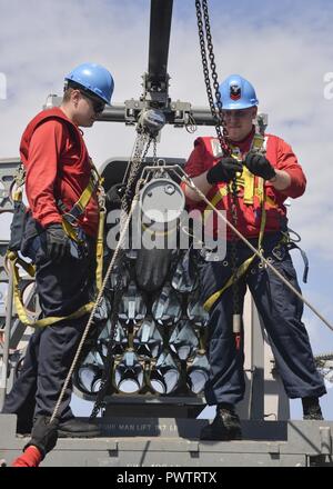 Pazifik (20. Juni 2017) Feuer Controlman 2. Klasse Raymond Orr, Links, und Feuer Controlman 2. Klasse Josua Kelly laden ein RIM 116 Rakete in ein Rolling airframe missile Waffensystem an Bord der Flugzeugträger USS Nimitz (CVN 68) im Pazifischen Ozean. Der Nimitz wird auf einer laufenden Periode in den USA 7 Flotte Bereich der Operationen. Die US-Marine hat die Indo-Asia - Pazifik routinemäßig für mehr als 70 Jahre patrouillierten die Förderung von Frieden und Sicherheit in der Region. ( Stockfoto