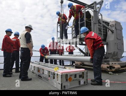 Pazifik (20. Juni 2017) Segler auf dem Flugzeugträger USS Nimitz (CVN 68) laden ein RIM 116 Rakete in ein Rolling airframe missile Waffensystem in den Pazifischen Ozean zugeordnet. Der Nimitz wird auf einer laufenden Periode in den USA 7 Flotte Bereich der Operationen. Die US-Marine hat die Indo-Asia - Pazifik routinemäßig für mehr als 70 Jahre patrouillierten die Förderung von Frieden und Sicherheit in der Region. ( Stockfoto