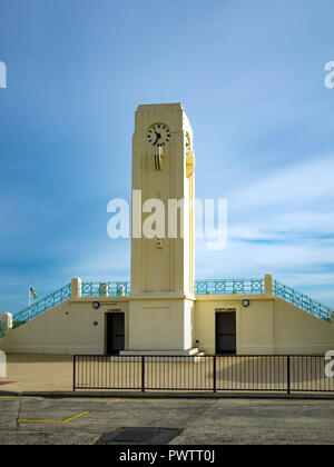 Art Deco Bäderarchitektur Seaton Carew County Durham Clock Tower und öffentliche Toiletten Stockfoto