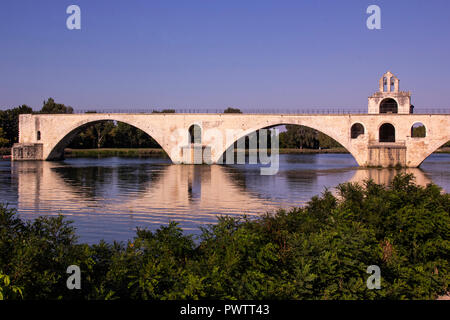 Der Pont d'Avignon - der Legende nach, die Brücke Pont Saint Benezet wurde durch Benezet ein Hirte, hörte Stimmen ihm sagen, eine Br zu bauen Stockfoto