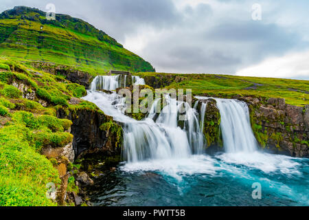 Blick auf Kirkjufellsfoss Wasserfälle bei Kirkjufell Berg im Sommer regnerische Tag an Grundarfjordur im Westen von Island Stockfoto