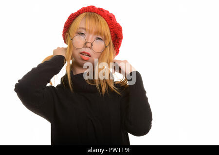 Junge süße asiatische Frau spielt mit ihren Haaren Stockfoto
