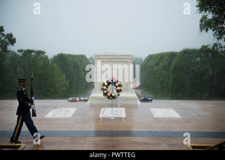 Eine plötzliche und starke Gewitter rollt durch den nationalen Friedhof von Arlington, Arlington, Virginia, 19. Juni 2017. Wächter des 3. US-Infanterie Regiment (Alte Garde) beobachten, die über dem Grab des Unbekannten Soldaten Egal, das Wetter, die 24 Stunden am Tag, 365 Tage im Jahr. Stockfoto