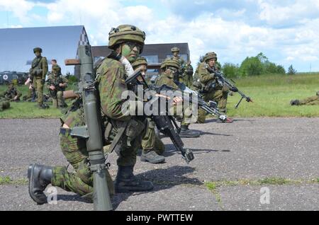 Die litauischen Soldaten von König Mindaugas Husar Bataillon, mechanisierte Infanteriebrigade Bügeleisen Wolf, der litauischen Land Kraft, bilden eine Linie der Verteidigung nach Auslagerung aus einem US-Armee Chinook, Juni 21. Die Soldaten bereiten Für den Übergang von Luft Bewegung auf ein Ziel in der Übung von Iron Wolf letzte Training Veranstaltung zu sichern. Drei US-schwarzen Falken und einem CH-47 Chinook waren während der Übung genutzt, um zu helfen, die Soldaten onload- und offload Verfahren durchzuführen. Das Flugzeug und die Crew sind vom 3. Allgemeine Unterstützung Aviation Battalion, 10 Aviation Regiment, 10 Combat Aviation Bri Stockfoto