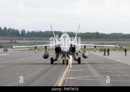 Ein U.S. Marine Corps F/A-18D Hornet zu Marine Fighter Angriffe Squadron 251 kehrt aus dem Flug zugewiesene während der Roten Flag-Alaska17-2 auf gemeinsamer Basis Elmendorf-Richardson, Alaska, 21. Juni 2017. Red Flag-Alaska bietet eine optimale Trainingsumgebung im Indo-Pazifischen Raum und konzentriert sich auf die Verbesserung der Boden-, Platz- und Cyberspace bekämpfen Bereitschaft und Interoperabilität für die US-amerikanischen und internationalen Kräfte. Stockfoto