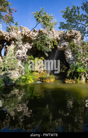 Rocher des Doms Garten Brunnen - Rocher des Doms Jardin bietet eine Terrasse und Panoramablick über die umliegende Region der Rhein. Seine g Stockfoto
