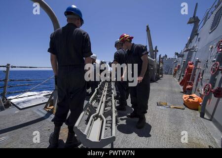 Pazifik (21. Juni 2017) Segler der Arleigh-Burke-Klasse geführte Anti-raketen-Zerstörer USS Shoup (DDG86) laden Sie eine Markierung 46 Mod 5 ein Torpedo. Shoup ist derzeit auf einer laufenden Periode in der Siebten Flotte Bereich der Operationen. Die US-Marine hat die Indoor-Asia - Pazifik routinemäßig für mehr als 70 Jahre patrouillierten die Förderung von Frieden und Sicherheit in der Region. ( Stockfoto