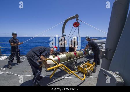 Pazifik (21. Juni 2017) Segler der Arleigh-Burke-Klasse geführte Anti-raketen-Zerstörer USS Shoup (DDG86) Vorbereitung zum Laden eines Mark 46 Mod 5 ein Torpedo. Shoup ist derzeit auf einer laufenden Periode in der Siebten Flotte Bereich der Operationen. Die US-Marine hat die Indoor-Asia - Pazifik routinemäßig für mehr als 70 Jahre patrouillierten die Förderung von Frieden und Sicherheit in der Region. ( Stockfoto