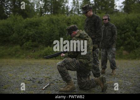 Cpl. Markieren Rippert, eine militärische Polizeioffizier mit Marine Drehkraft Europa 17.1, lädt eine 12-gauge Schrotflinte während Sgt. Luis Hernandez, Mitte, eine militärische Polizeioffizier, Trainer ihn vom 20. Juni 2017 in Leksdal, Norwegen. Gunnery Sgt. Joseph Klumpp, rechts, den Sicherheitsbeauftragten, überwachte die Strafverfolgungsbehörden, die Schrotflinte Fähigkeiten die Marines' getragen, die es Ihnen ermöglichen, die Einsatzbereitschaft des Gerätes aufrecht zu erhalten. Stockfoto