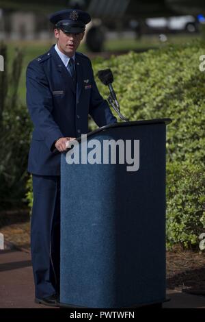 Kapitän Mark Griffin, ein Pilot mit der 8 Special Operations Squadron, erzählt die Operation Eagle Claw Gedenkveranstaltung in Feld Hulburt, Fla., 23. Juni 2017. Operation Eagle Claw war eine versuchte Geiselnahme Rescue Mission im Jahre 1980, dass in fünf, 8 Special Operations Squadron Flieger und drei Marines ihr Leben zu opfern, wenn zwei der beteiligten Flugzeuge in der Wüste ein Staging Site kollidierte geführt. Stockfoto