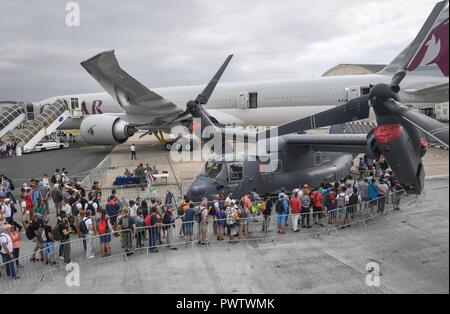 Air Show Teilnehmer warten in der Zeile a CV-22 Osprey von der Royal Air Force Mildenhall, England, auf dem Flughafen Le Bourget, Frankreich, Tour, bei der Paris Air Show, 23. Juni 2017. Die Paris Air Show bietet den USA eine einzigartige Gelegenheit, ihre Führung Showcase in der Luft- und Raumfahrt Technologie zu einem internationalen Publikum vor. Durch die Teilnahme der USA hofft, Standardisierung und Interoperabilität von Geräten mit ihren NATO-Verbündeten und den internationalen Partnern zu fördern. In diesem Jahr wird der 52. Paris Air Show und das Ereignis verfügt über mehr als 100 Flugzeuge aus der ganzen Welt. Stockfoto