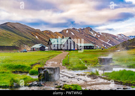 LANDMANNALAUGAR, ISLAND - Juli 6, 2018: Blick auf Gebäude, Zelte und Camping in der brennisteinsalda Camping bei Landmannalaugar im Hochland von Island Stockfoto