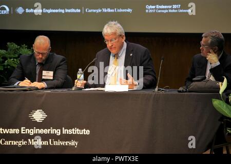 Leo Blanken, Associate Professor an der Naval Postgraduate School (Links), Gregory Shannon, Chief Scientist für die CERT® Division, Software Engineering Institute, Carnegie Mellon University, und Erik Gartzke, Professor und Direktor, Zentrum für Frieden und Sicherheit Studien, Universität von Kalifornien in San Diego, an einer Podiumsdiskussion als Referenten bei Cyber Bemühen, 20. Juni an CMU. Cyber Bemühung ist das Verteidigungsministerium geförderten Konferenz für militärische und zivile Praktiker über von Regierung, Industrie und Wissenschaft die Nexus des Cyberspace und der nationalen Sicherheit. Stockfoto