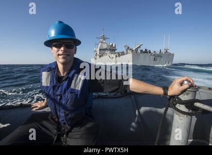 Arabischen Golf (20. Juni 2017) Engineman 3. Klasse Joshua Hohn, zugeordnet zu den Coastal Patrol Schiff USS Feuerblitz (PC 10), kehrt in den Feuerblitz auf einer starren - Rumpf Schlauchboot aus der Geführten-missile Cruiser USS Vella Golf (CG72) während der Durchführung einer Bootsfahrt während der Übung Spartan Kopis 17. Übung Spartan Kopis ist eine Task Force (TF) 55 - LED-Übung zwischen der US Navy und der US-Küstenwache, um taktische Kenntnisse verbessern, erweitern und Ebenen der Zusammenarbeit, gegenseitige Unterstützung und langfristige Sicherheit und Stabilität in der Region erhöhen. Vella Golf ist in den USA bereitgestellt 5. Stockfoto