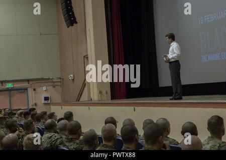 Steven McCloud, Autor und Marine Corps Geschichte Gelehrter, hält einen Vortrag über die Geschichte des 23. Marine Regiment und ihre Bemühungen während der Schlacht Iwo Jima für Marines mit Marine Reserve, bei der Bekämpfung der Center Auditorium, Marine Corps Air Ground Combat Center, Twentynine Palms, Kalifornien, 24. Juni 2017. Nahm Marines eine Atempause zwischen Field Operations bei integrierten Übung 4-17 die Vorlesung zu besuchen. Stockfoto